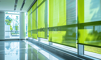 现代玻璃办公楼内的绿色卷帘