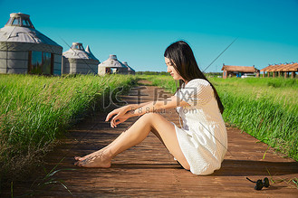 温暖天空高清背景图片_盛夏在草原湿地公园游玩的姑娘