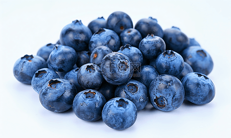 白色背景上的新鲜蓝莓