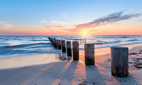 波罗的海海滩上的日落防波堤伸入大海蓝色小时