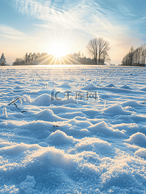 冬天的雪堆在田野上