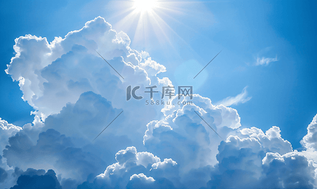 白色形状的纹理云在纯蓝的天空中以阳光为背景