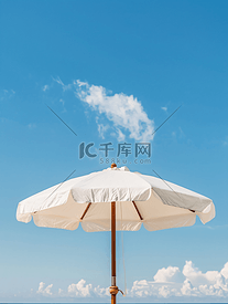 白色织物颜色纹理沙滩伞和棕色木三脚架与白云和清澈的蓝天