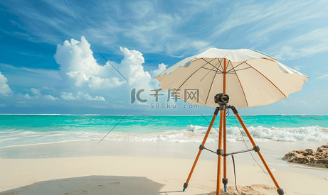 白色织物颜色纹理沙滩伞和棕色木质三脚架