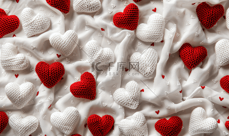 白色纹理织物背景上的红色和白色心