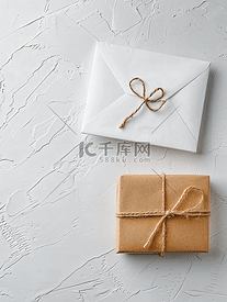 白色纹理背景的礼品盒和信封