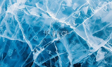 冰冻湖面上有裂缝和气泡的蓝色冰纹理宏观图像冬季自然背景