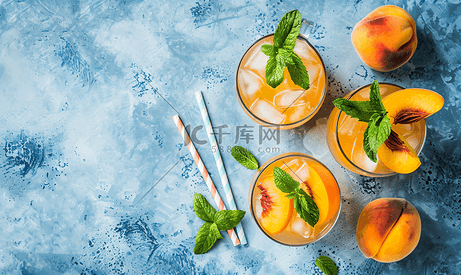 冰镇桃子鸡尾酒配上桃片和薄荷旁边放着吸管背景为纹理的夏日饮料