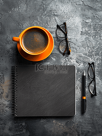 笔记本;咖啡杯;眼镜;带纹理的背景上的钢笔和空白黑板