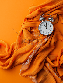 橙色围巾和闹钟纹理背景最小概念理念