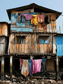 贫民窟的旧木屋前挂着晾干的衣服