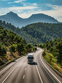 卡车在西班牙加泰罗尼亚欧洲高速公路上行驶