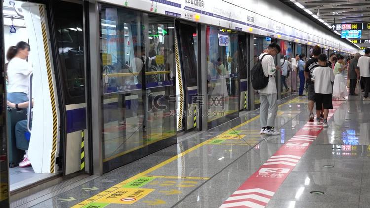 城市公共交通地铁人流实拍实拍高清摄影大图-千库网