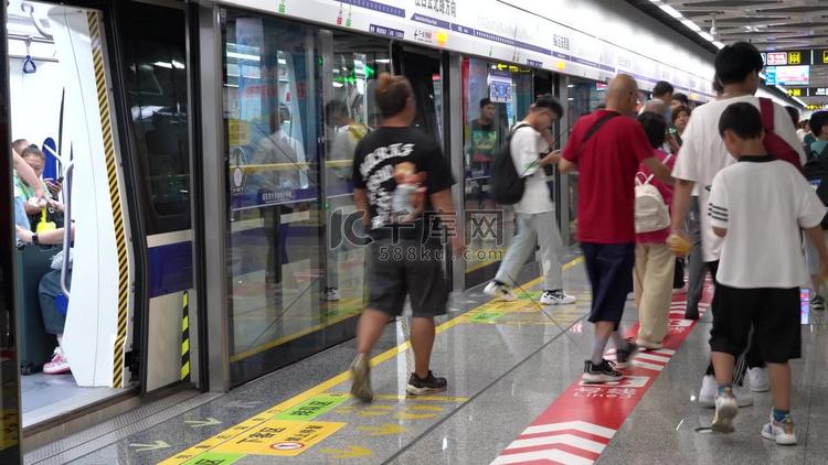 城市公共交通地铁人流实拍实拍高清摄影大图-千库网