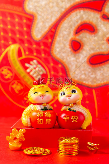 2025卡通日历图片素材2025金色蛇年卡通摆件照片