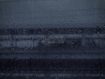 雨天水珠落在车窗玻璃上雨珠滑落下雨天玻璃上雨滴