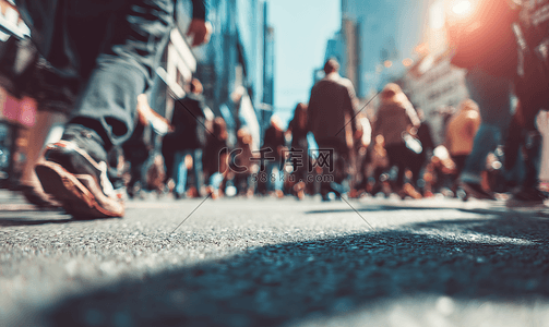 行人在街上行走的模糊景象高清摄影大图-千库网