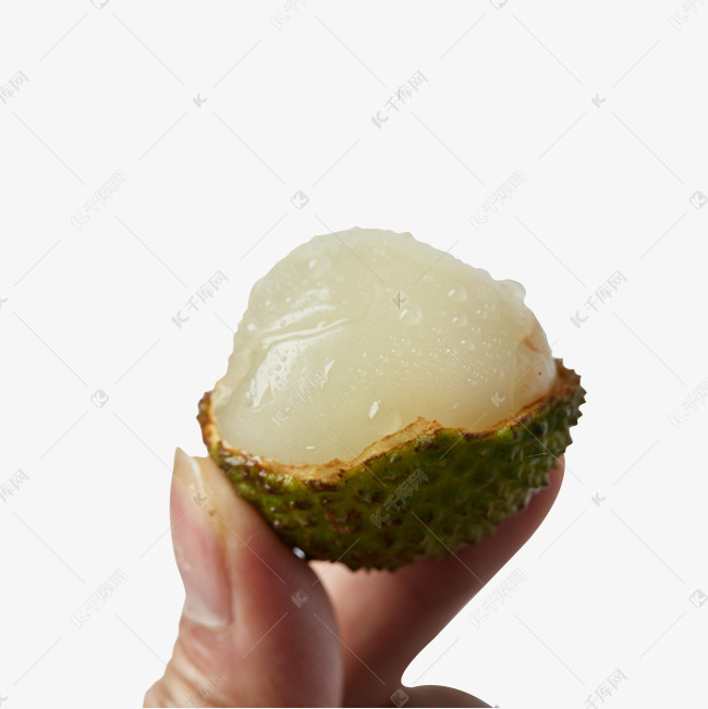 手拿着剥开的荔枝免抠图
