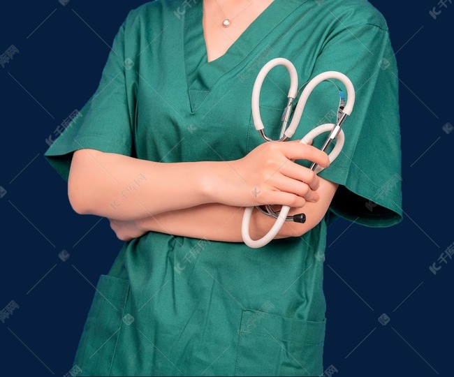 医生手拿听诊器双手抱肩