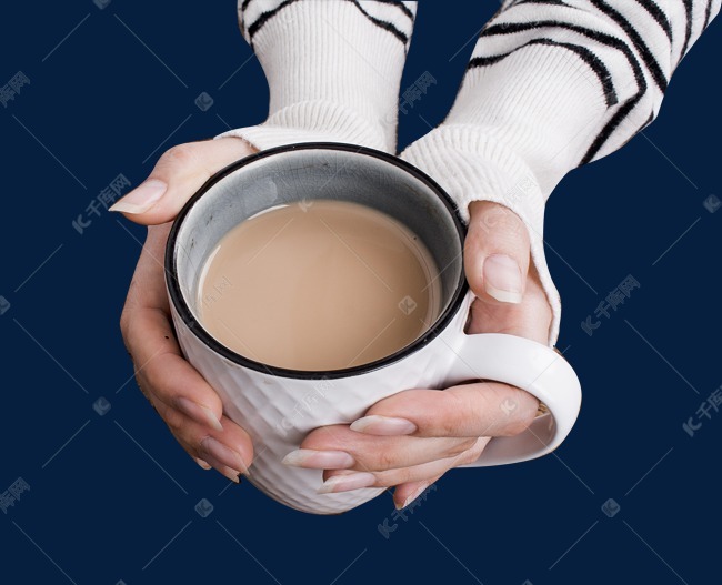 双手捧着的热奶茶