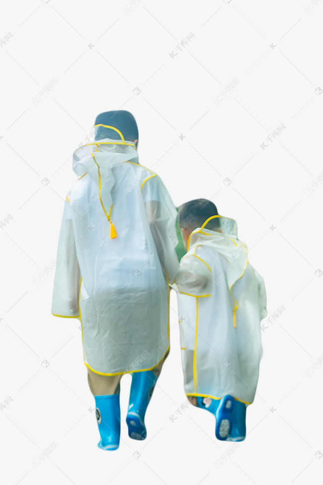 雨后手拉手走路的兄弟背影