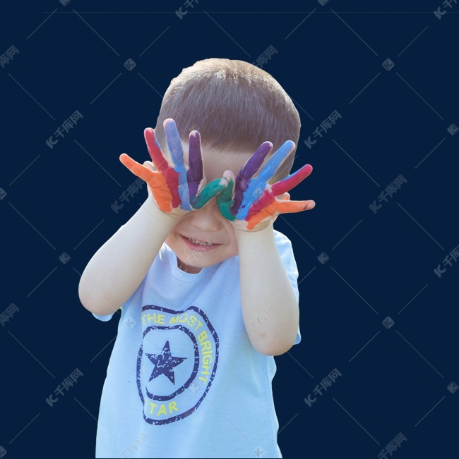 用涂满颜料的手挡眼睛的调皮孩子