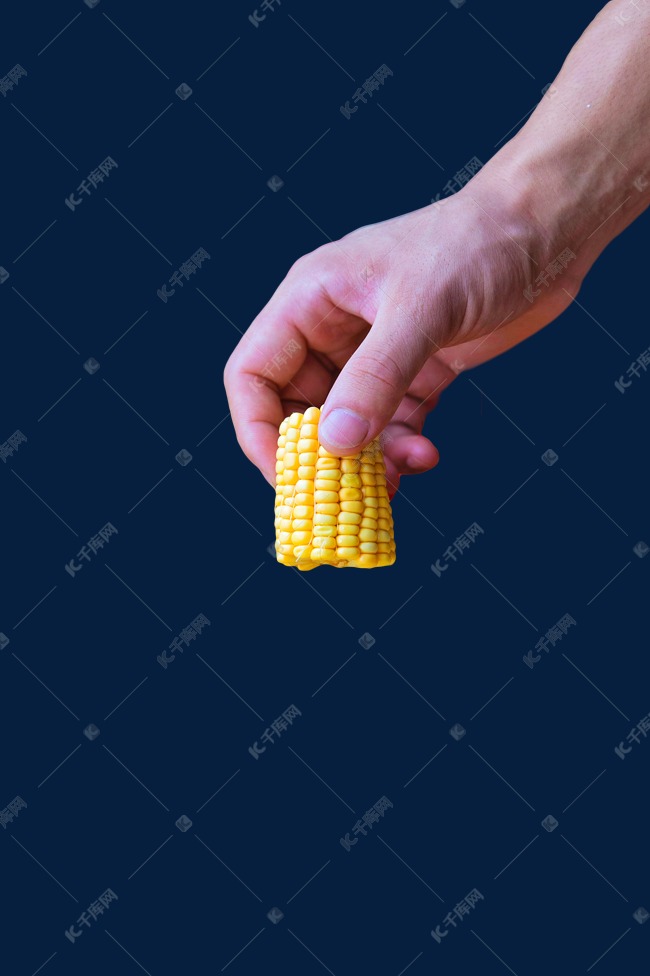 手拿新鲜玉米