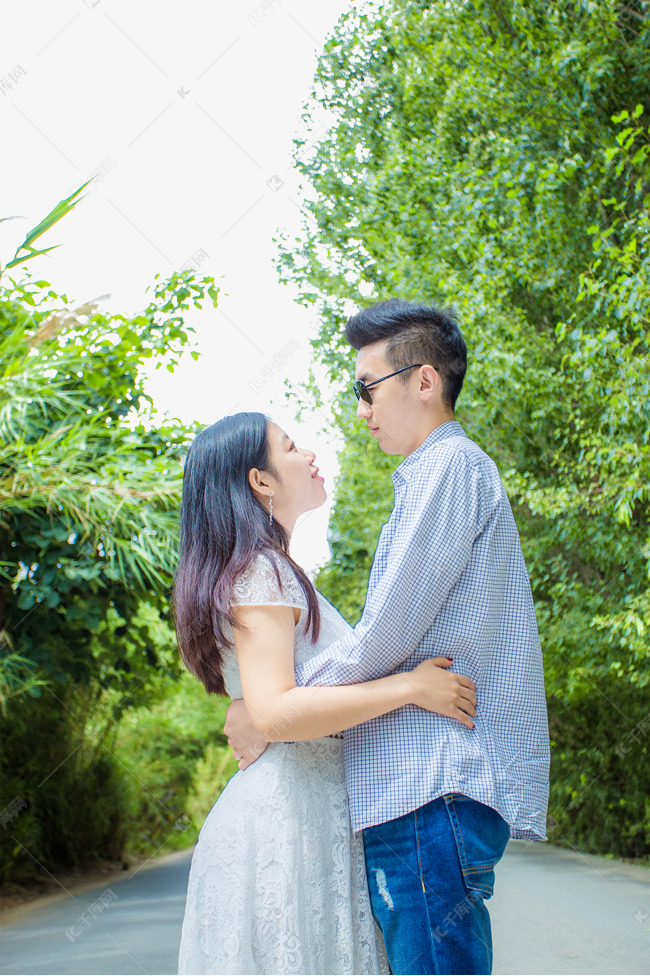 森林公路上情侣拥抱