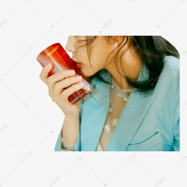 美女真人喝水手拿杯子