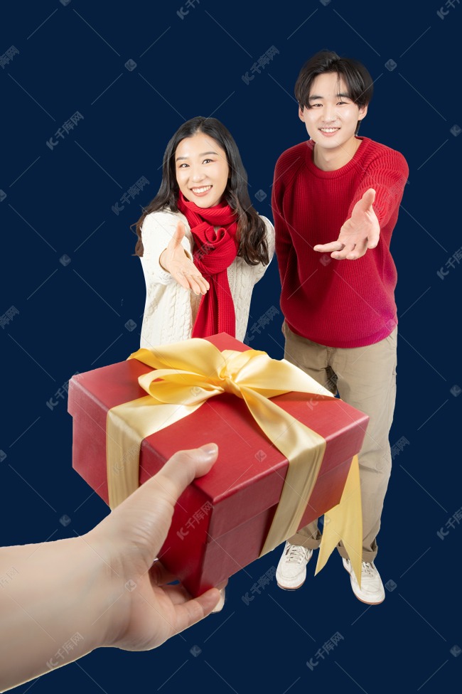 男女青年商场伸手抓礼物