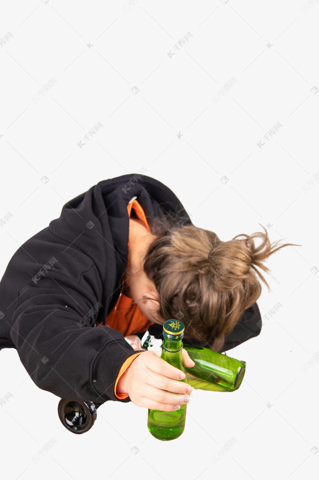 醉酒拿酒瓶子女孩