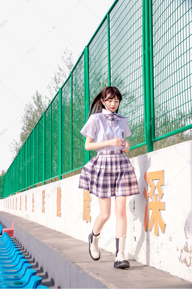 170226)       jk制服女生女孩体育场跑步素材2021-04-13发布,千库