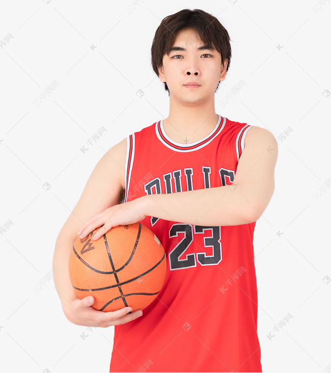 抱着篮球的运动男孩