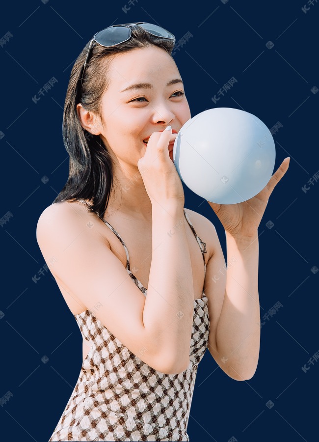 美女吹气球