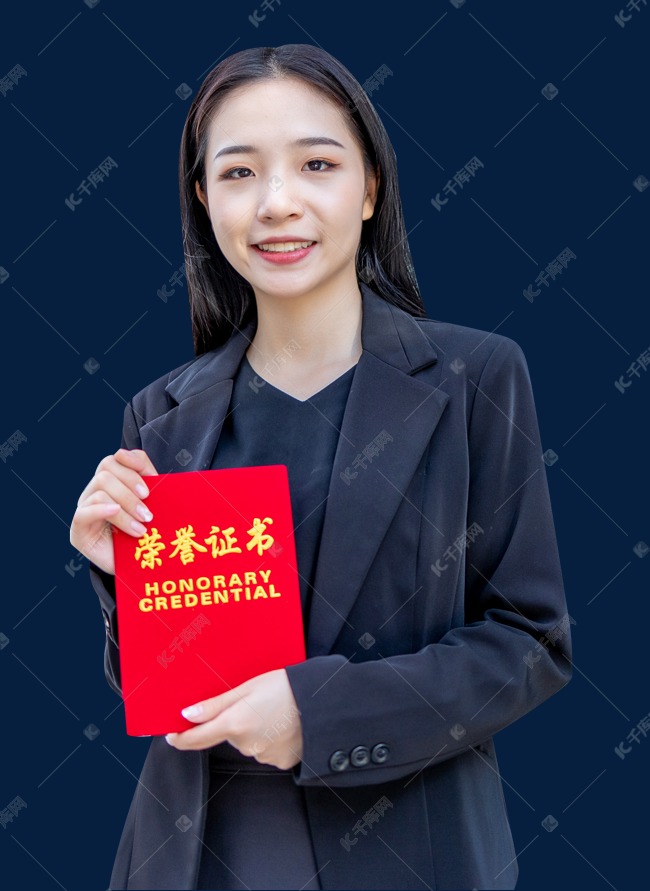 女性手拿荣誉证书