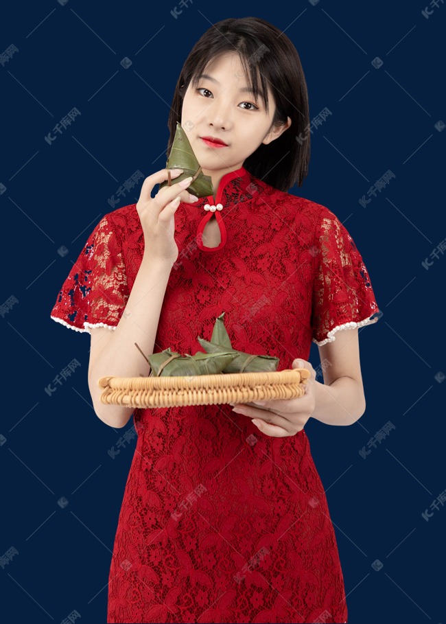 旗袍美女手拿粽子