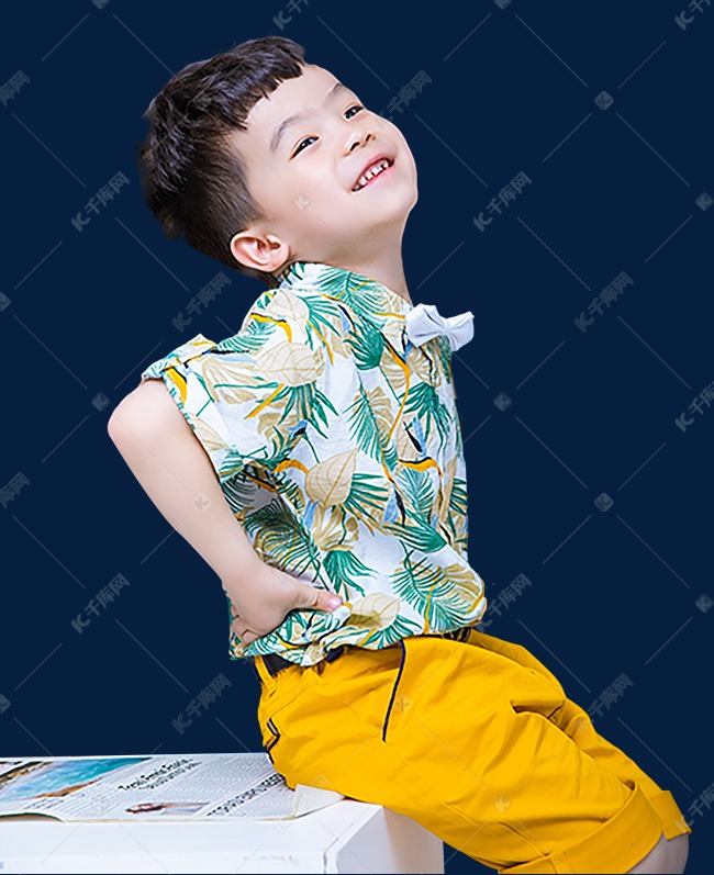 小男孩坐着叉腰大笑