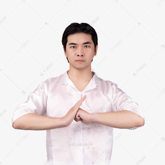 抱拳的打太极拳男人