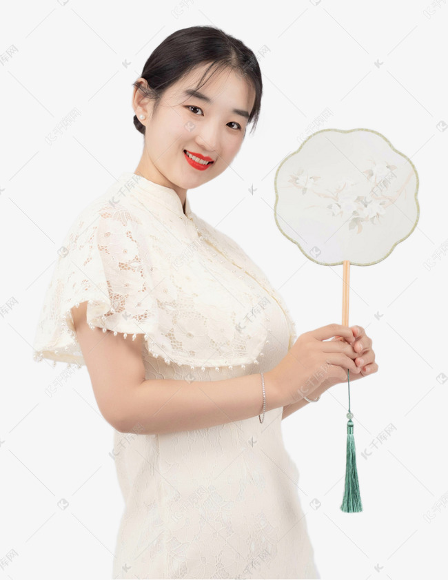 穿旗袍女子手拿团扇