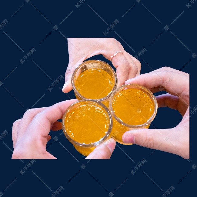 三个酒杯餐桌举杯碰杯