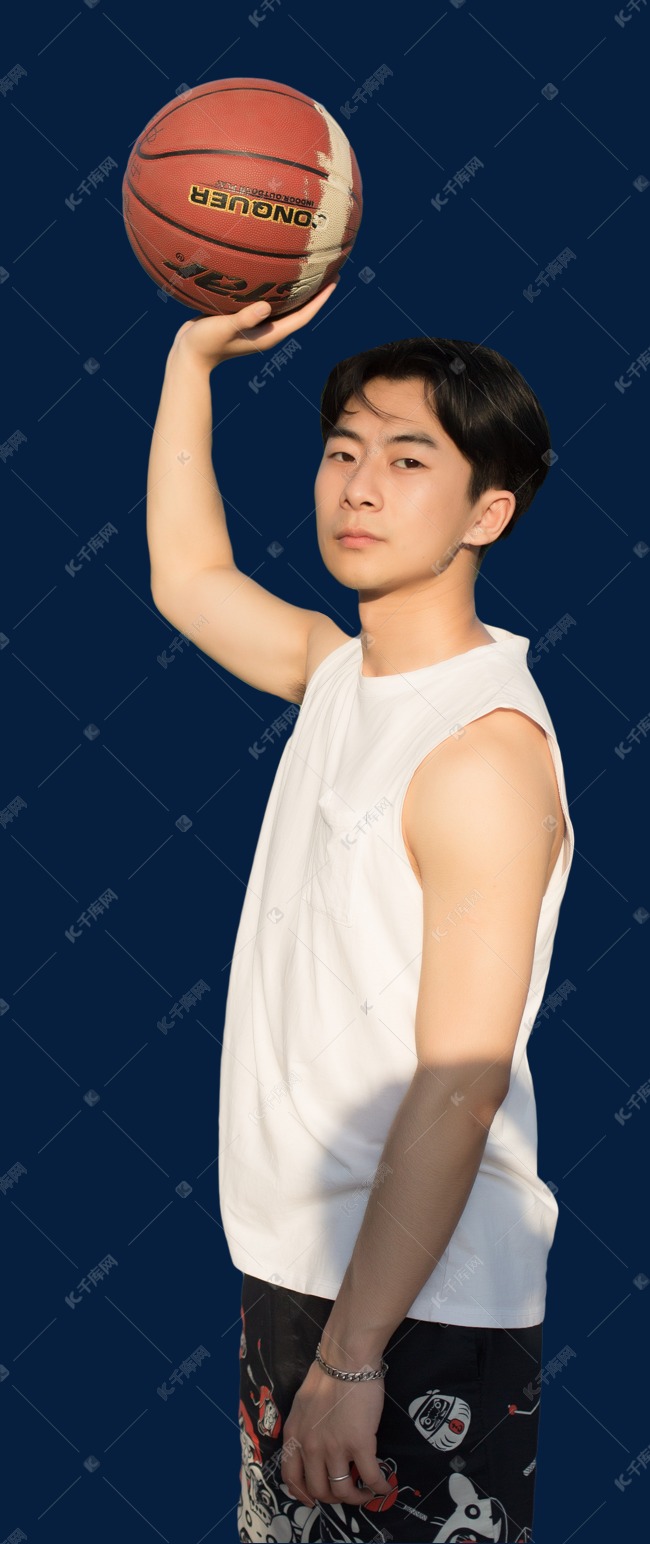 免抠元素 男生 男生单手举起篮球素材来源:千库网商用版权素材(图片