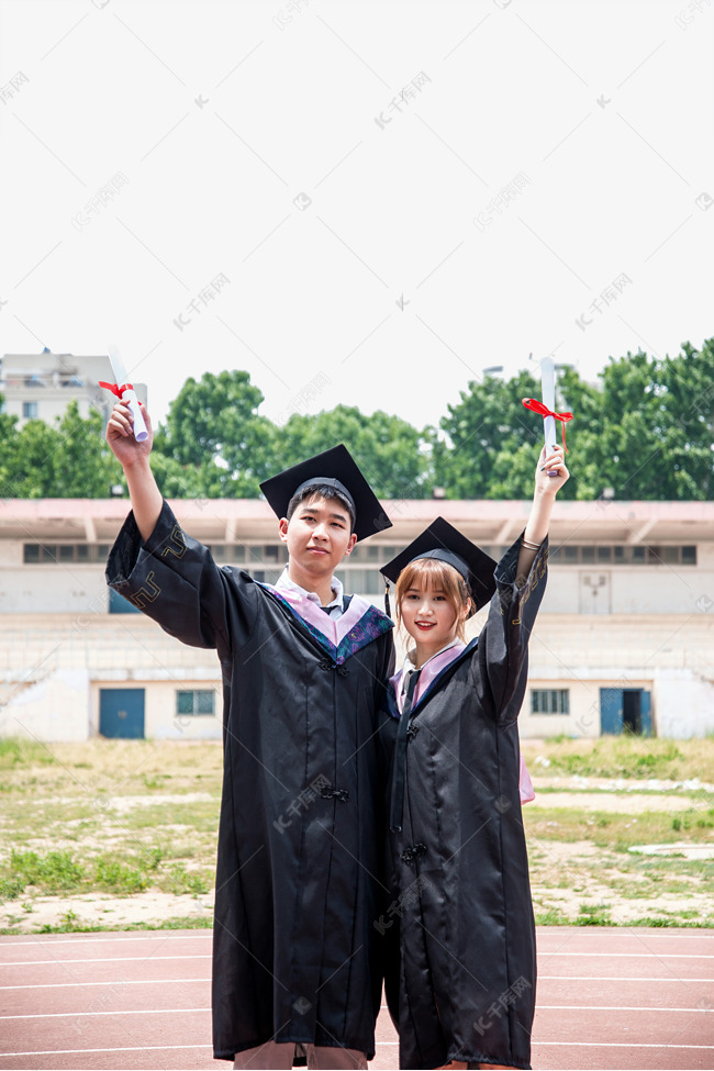 情侣大学生校园手拿毕业证书合影