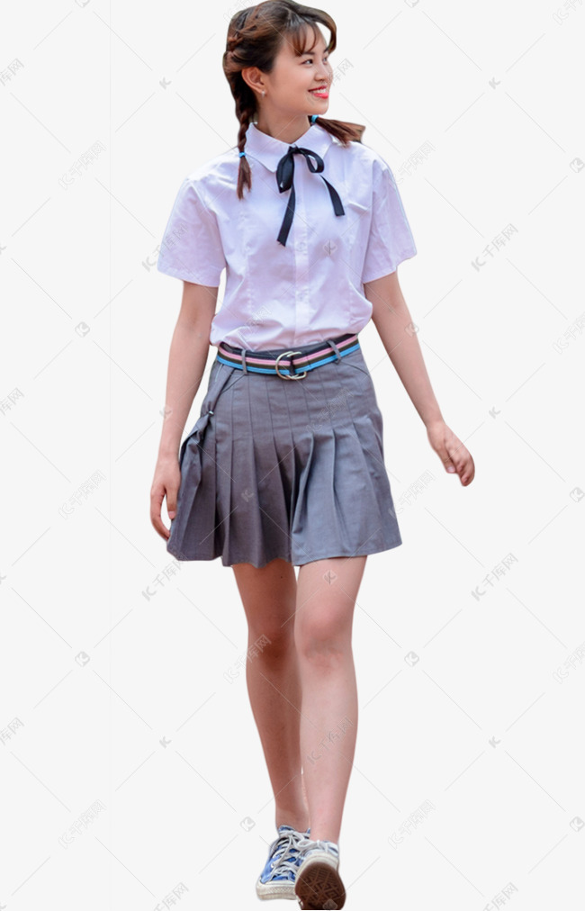 毕业季大学生女生走路微笑