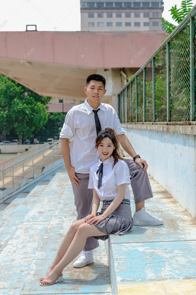 情侣大学生毕业校园合影