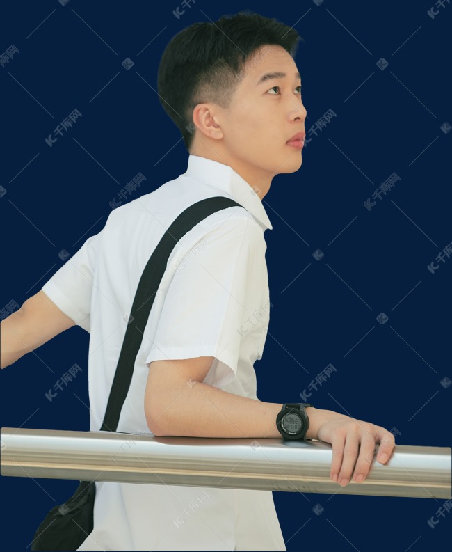 男学生手扶栏杆