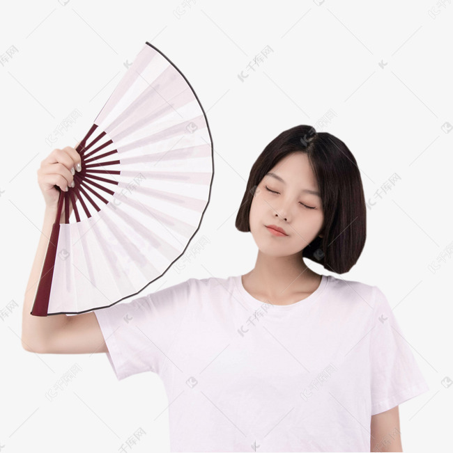 中暑拿扇子的女性