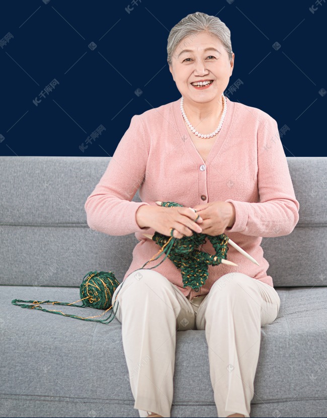 妈妈沙发织毛衣