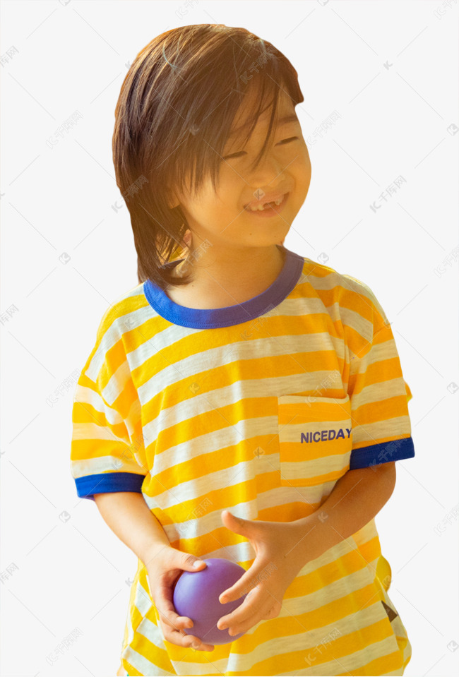 长发小男孩玩耍
