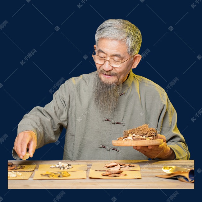 白头发老中医抓药材