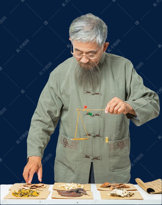 中医养生白头发老中医抓药称重人